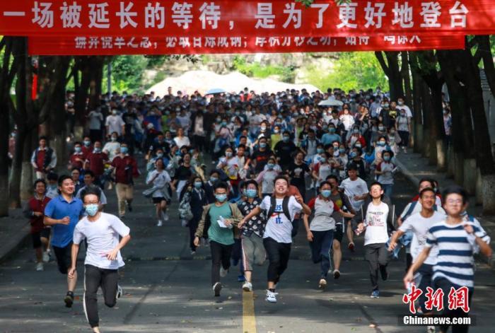 資料圖：2020年7月8日，在湖北省宜昌市各考點，考生陸續走出考場。付蓓蓓 攝